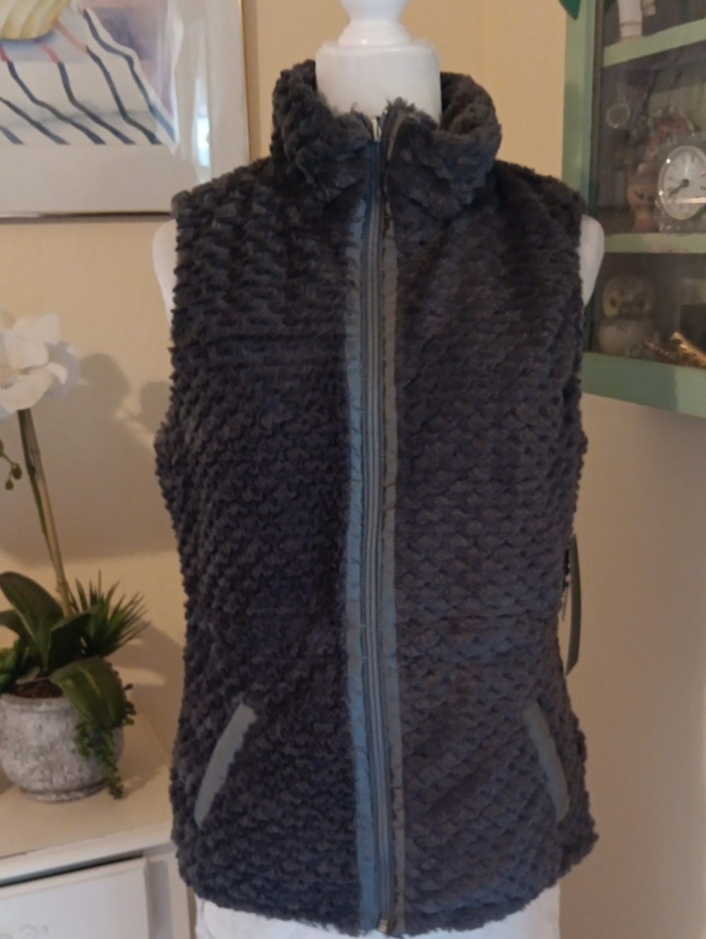 NWT Casual Identity Women's Black Faux Fur Reversible Zip Front Vest. Outdoor.